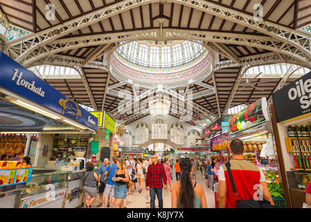 Valencia Spagna mercato, vista interna del mercado central - mercato centrale - con il suo grand 1920's di vetro e ferro-beam tetto, valencia. Foto Stock