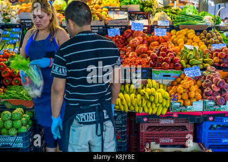 Verdure e frutta in stallo Mercat de la Boqueria, Barcelona, Spagna 2017. Foto Stock