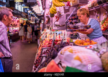 Verdure e frutta in stallo Mercat de la Boqueria, Barcelona, Spagna 2017. Foto Stock