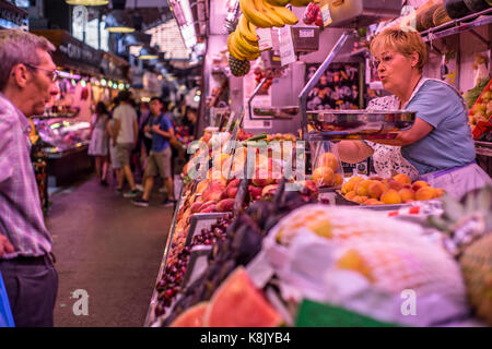 Verdure e frutta in stallo Mercat de la Boqueria, Barcelona, Spagna 2017. Foto Stock