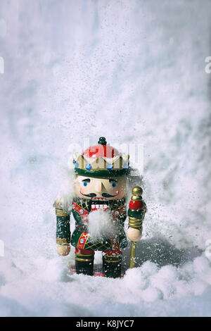 Schiaccianoci figura in scena di neve con caduta di neve Foto Stock