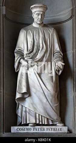 COSIMO IL VECCHIO - pater patriae - Cosimo di Giovanni de' Medici (chiamato 'The Elder ) Padre della Nazione 1389 -1464 banchiere italiano e del politico prima della politica medicea dinastia, il Rinascimento italiano. Statua della Galleria degli Uffizi di Firenze e la toscana italia. di Luigi Magi Foto Stock