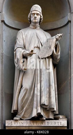 Leon Battista Alberti 1404 -1472 autore umanista, artista, architetto, poeta, sacerdote, linguista, filosofo, crittografo; Uomo Rinascimentale di Giovanni Lusini Statua della Galleria degli Uffizi di Firenze Toscana Italia. Foto Stock