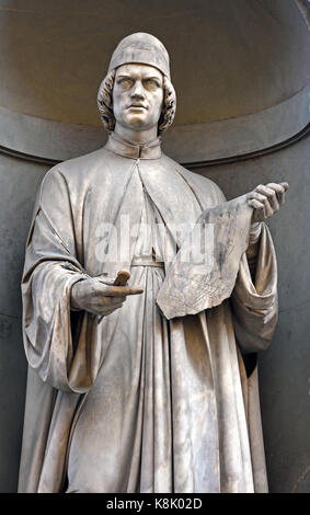 Leon Battista Alberti 1404 -1472 autore umanista, artista, architetto, poeta, sacerdote, linguista, filosofo, crittografo; Uomo Rinascimentale di Giovanni Lusini Statua della Galleria degli Uffizi di Firenze Toscana Italia. Foto Stock