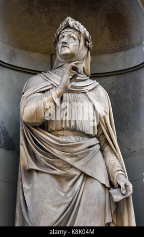 Francesco Petrarca - Statua di presso la Galleria degli Uffizi di Firenze Toscana Italia. Francesco 1304 -1374 Petrarca era uno studioso e poeta rinascimentale in Italia, uno dei primi umanisti. ( Il suo riscoprire Cicerone di lettere di avvio del XIV secolo Rinascimento ) da Andrea Leoni Foto Stock