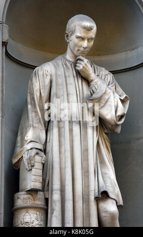 Niccolò Machiavelli - Niccolò di Bernardo dei Machiavelli 1469 - 1527 era un diplomatico italiano, politico, storico e filosofo, umanista e scrittore del periodo rinascimentale. ( Il padre della moderna scienza politica ) Statua della Galleria degli Uffizi di Firenze e la toscana italia. di Lorenzo Bartolini Foto Stock