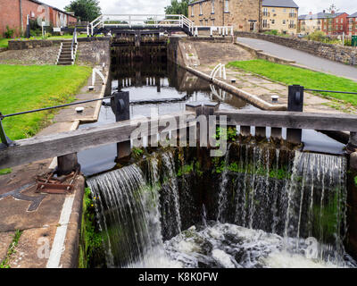 Oddy si blocca sul Leeds e Liverpool Canal Leeds West Yorkshire Inghilterra Foto Stock