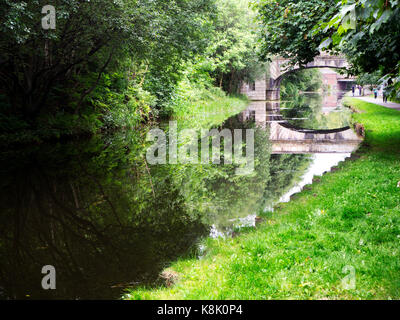 Il Viadotto di Kirkstall riflessa in Leeds e Liverpool Canal Leeds West Yorkshire Inghilterra Foto Stock