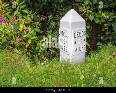 Milepost sul Leeds e Liverpool Canal Leeds West Yorkshire Inghilterra Foto Stock