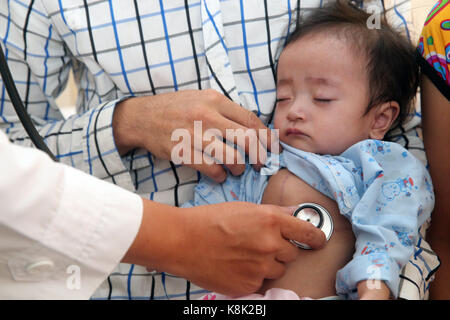 TAM duc heart Hospital. Medico che ascolta il cuore della giovane ragazza. ho chi minh città. vietnam. Foto Stock