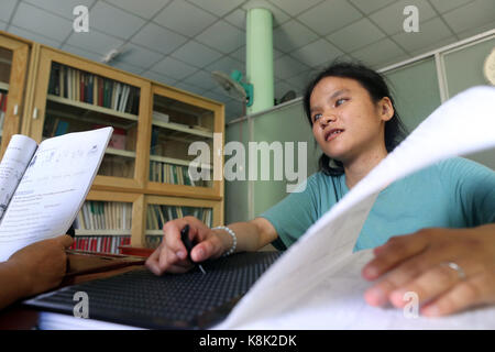 Vietnam. Centro per bambini ciechi. Ragazza che scrive Braille. Foto Stock