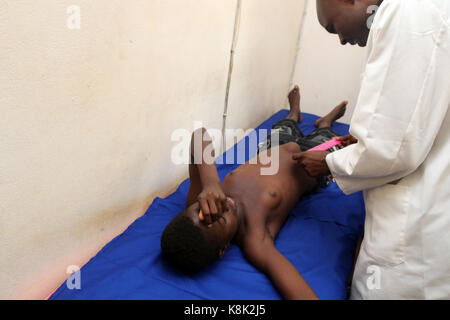 Africa. sotoboua ospedale. unità pediatrica. consultazione medica. Togo. Foto Stock