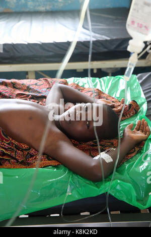 Africa. Ospedale Sotouba. Reparto pediatrico. Glucosio flebo. togo. Foto Stock