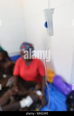 Africa. Ospedale Sotouba. Reparto pediatrico. Glucosio flebo. togo. Foto Stock