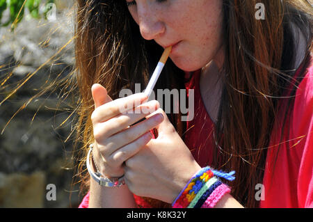 Adolescente di fumare Foto Stock