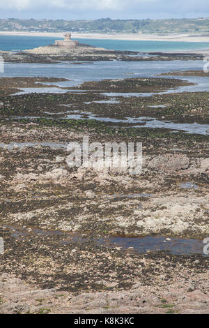 La torre di rocco impostato in seascape, st ouens bay Foto Stock