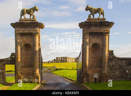 La porta del Vescovo all'ingresso della collina Demesne con Mussenden House sullo sfondo Foto Stock