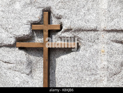 In legno croce ortodossa, fissata su una pietra. foto close up Foto Stock