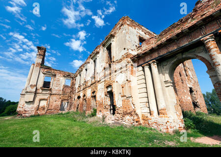 Le rovine foto antica fortezza del XVI secolo situata nel villaggio di ruzhany regione di Grodno, Bielorussia, cielo blu e l'erba verde sul diritto Foto Stock