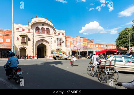 Jaipur, Rajasthan, India - 11 marzo 2016: immagine orizzontale di rickshaw, moto davanti alla porta del bazar di Jaipur, noto come città rosa di r Foto Stock