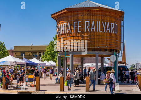 Santa Fe Railyard Mercato degli Agricoltori e dello shopping nel centro storico quartiere di Guadalupe, deposito dei treni complesso in Santa Fe, New Mexico, negli Stati Uniti. Foto Stock