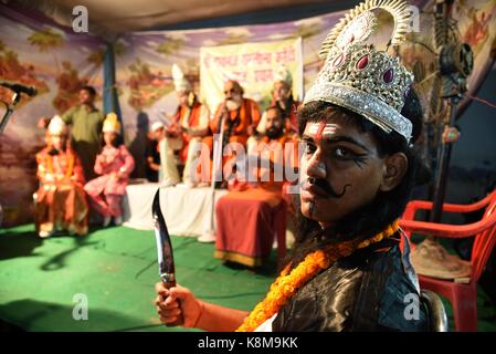 Di allahabad, India. Xix Sep, 2017. Di allahabad: un artisti indiani vestito come demone ravan re eseguire una ram tradizionale leela dramma, che narra la vita di dio indù rama, come si celebra il festival di Dussehra a daraganj area in allahabad il 19 settembre 2017. dussehra è anche denominato vijayadashami, un festival che segna il trionfo del bene sul male. Credito: prabhat kumar verma/Pacific press/alamy live news Foto Stock