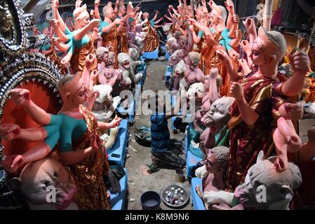 Di allahabad, India. Xix Sep, 2017. Di allahabad: un artista indiano funziona su una statua della dea Indù durga in vista del prossimo navratri durga festival presso un laboratorio di allahabad il 09 settembre 2017. Credito: prabhat kumar verma/Pacific press/alamy live news Foto Stock