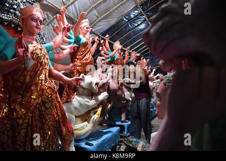 Di allahabad, India. Xix Sep, 2017. Di allahabad: un artista indiano funziona su una statua della dea Indù durga in vista del prossimo navratri durga festival presso un laboratorio di allahabad il 09 settembre 2017. Credito: prabhat kumar verma/Pacific press/alamy live news Foto Stock