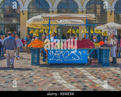 Athens, Grecia - 03 aprile 2015: una stalla con frutti su di una piazza vicino all'attico stazione della metropolitana Foto Stock