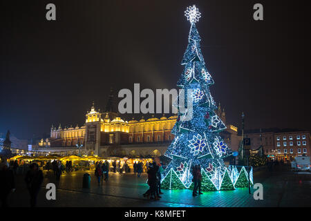 Cracovia Rynek Glowny piazza principale durante il periodo di Natale di notte con un grande albero di natale - Cracovia in Polonia Foto Stock