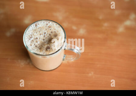 Un bicchiere di tè con latte su un tavolo al ristorante mamak.famoso o bevanda popolare in Malesia.malaysian drink preferito noto come The Tarik.menu firma Foto Stock