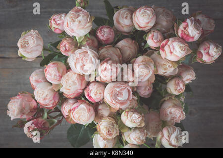 Wedding bouquet di rose rosa in stile retrò. primo piano, tonica immagine, il fuoco selettivo Foto Stock