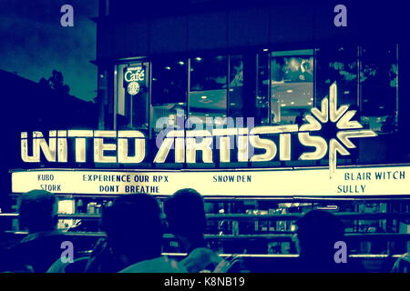 New york, Stati Uniti d'America - 28 September, 2016: gli artisti uniti complesso del teatro di Brooklyn è vista dalla parte superiore di un autobus turistico. Foto Stock