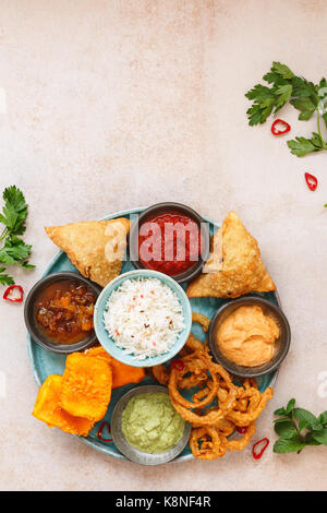 Indiano Vegetariano thali con riso jeera, vari snack e salse. vista dall'alto, uno spazio vuoto Foto Stock