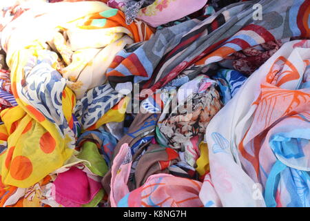 Piscina colpo di un negozio di articoli da regalo in lanzarote mostra vibrante foulard colorati Foto Stock