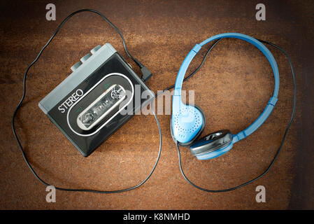 Vintage walkman e cuffie Foto stock - Alamy