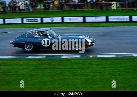 1962 Jaguar e-Type FHC di proprietà di Michael Quinn che gareggia nella gara serale del Kinrara Trophy a Goodwood Revival 2017 Foto Stock