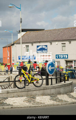 Verniciato giallo biciclette a Seahouses, tour della Gran Bretagna 2017, Northumberland, Inghilterra Foto Stock