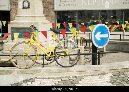 Verniciato giallo biciclette a Seahouses, tour della Gran Bretagna 2017, Northumberland, Inghilterra Foto Stock