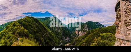 Immagine della Fortezza di Poienari - chiamato anche dracula rifugio di capananenii pamanteni Foto Stock