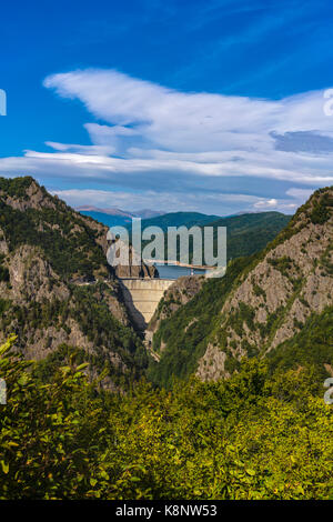 Immagine con la diga di Vidraru visto da una distanza Foto Stock