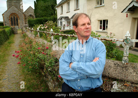 Autore, poeta, playright Michael Morpurgo nel villaggio di Iddesleigh vicino a Okehampton, Devon. Foto Stock