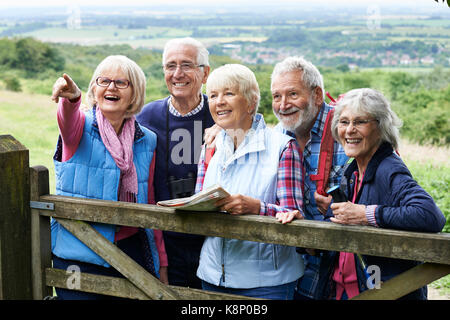 Gruppo di amici senior escursionismo in campagna Foto Stock