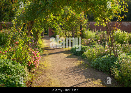 Normanby, UK. Xix Sep, 2017. uk meteo: un soleggiato e ancora nel pomeriggio la cucina walled garden a normanby Hall Country Park. normanby, scunthorpe, North Lincolnshire, Regno Unito. 19 settembre 2017. Credito: lee beel/alamy live news Foto Stock