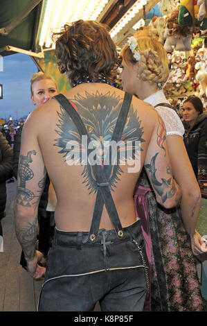 Monaco di Baviera, Germania. Xix Sep, 2017. Il modello leebo freeman mostra il suo tatuaggio al Oktoberfest a Monaco di Baviera, Germania, il 19 settembre 2017. Credito: Ursula düren/dpa/alamy live news Foto Stock