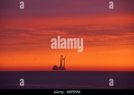 Blyth, Regno Unito. Xx Settembre, 2017. Blyth Mare del Nord Vole au Vent jack up turbina eolica piattaforma installer rig lavora attraverso la notte Credito: Wilf Doyle/Alamy Live News Foto Stock