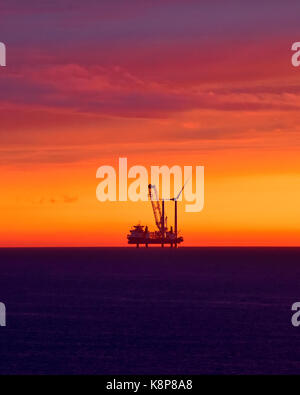 Blyth, Regno Unito. Xx Settembre, 2017. Blyth Mare del Nord Vole au Vent jack up turbina eolica piattaforma installer rig lavora attraverso la notte Credito: Wilf Doyle/Alamy Live News Foto Stock