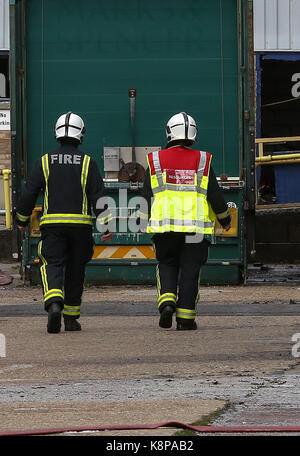 Tottenham. a nord di Londra, Regno Unito. Xx Settembre, 2017. Conseguenze dell'incendio che distrusse gran parte di una zona industriale in tottenham, a nord di Londra. venti motori Fire e 140 vigili del fuoco affrontato il blaze White Hart Lane il lunedì (18 settembre 2017) sera. diverse aziende, tra cui una grande self storage unit, ritiene siano stati distrutti. Credito: dinendra haria/alamy live news Foto Stock