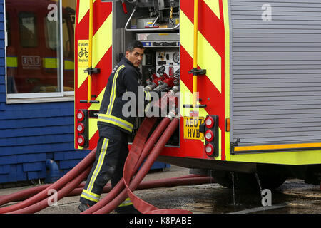 Tottenham. a nord di Londra, Regno Unito. Xx Settembre, 2017. Conseguenze dell'incendio che distrusse gran parte di una zona industriale in tottenham, a nord di Londra. venti motori Fire e 140 vigili del fuoco affrontato il blaze White Hart Lane il lunedì (18 settembre 2017) sera. diverse aziende, tra cui una grande self storage unit, ritiene siano stati distrutti. Credito: dinendra haria/alamy live news Foto Stock