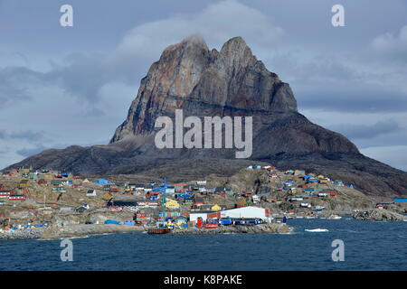 Vista della piccola città di Uummannaq situato su un isolotto roccioso nel fiordo con lo stesso nome, circa 500 chilometri a nord del circolo polare sulla costa ovest della Groenlandia. Il 1175-metro di altezza della montagna 'Seal a forma di cuore' aspetto ha dato il suo nome. prese 20.08.2017. foto: karlheinz schindler/dpa-zentralbild/zb | Utilizzo di tutto il mondo Foto Stock